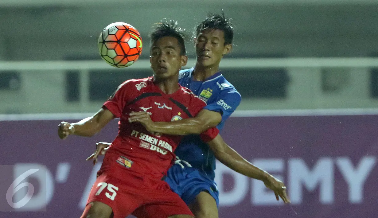 Gelandang Semen Padang, Kevin Ivander (kiri) berebut bola dengan pemain Persib saat laga perebutan tempat ketiga Piala Presiden 2017 di Stadion Pakansari, Kab Bogor, Sabtu (11/3). Semen Padang kalah 0-1. (Liputan6.com/Helmi Fithriansyah) 