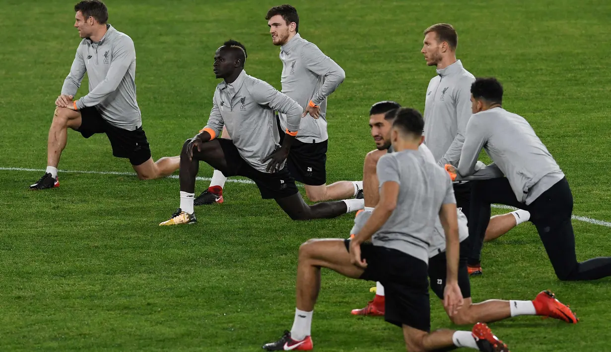 Pemain Liverpool melakukan pemanasan saat mengikuti sesi latihan di stadion Ramon Sanchez Pizjuan di Sevilla, Spanyol (20/11). Liverpool akan bertanding melawan Sevilla pada lanjutan grup E Liga Champions.  (AFP Photo/Cristina Quicler)