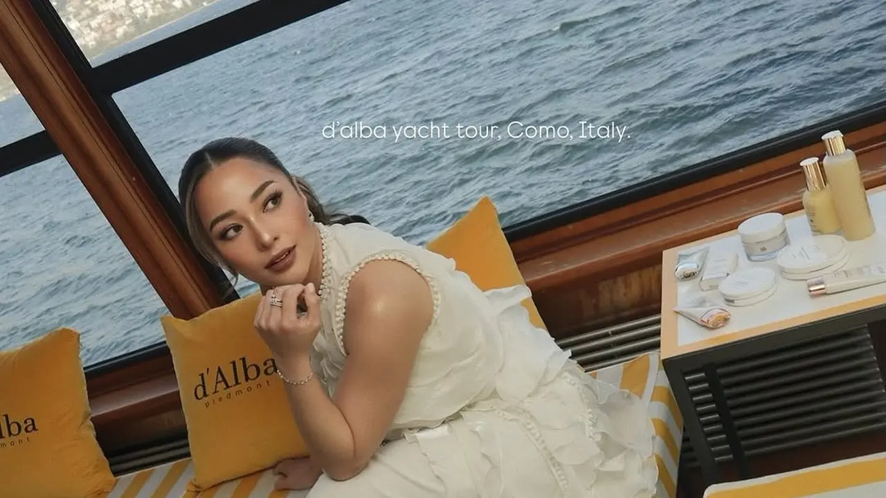Pesona Old Money Nikita Willy dengan Makeup Bold Berpose di Atas Kapal