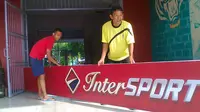 Stadion Brawijaya, Kediri, dipercantik jelang laga ekhibisi memperingati 10 tahun juara Liga Indonesia melawan Madura United. (Bola.com/Robby Firly)