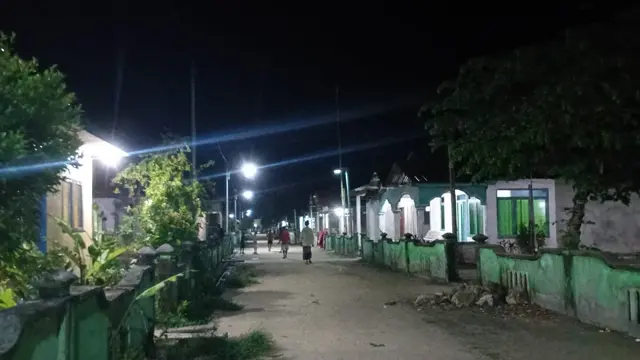 Kondisi penerangan jalan di Desa Ujir pada malam hari setelah pembangunan PLTS Terpadu.