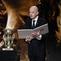 (Kiri/Kanan) Presiden AS, Donald Trump, memperhatikan saat menerima Hadiah Perdamaian FIFA (FIFA Peace Award) dari Presiden FIFA, Gianni Infantino, selama pengundian Piala Dunia 2026 yang berlangsung di AS, Kanada, dan Meksiko, di Kennedy Center, Washington, DC, pada 5 Desember 2025. (Brendan SMIALOWSKI/AFP)