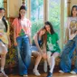ADOR, anak perusahaan HYBE, memperkenalkan satu girl group baru yang diberi nama Newjeans. (ADOR via Soompi).