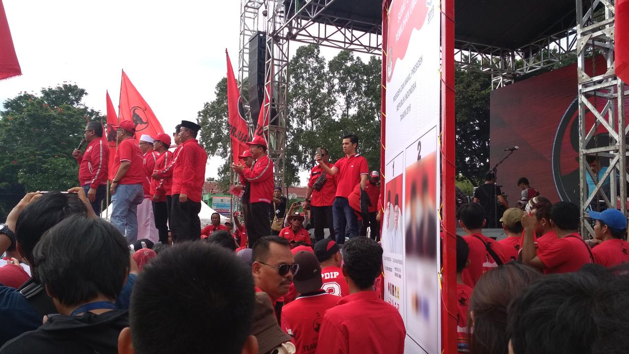 Jokowi-Ma'ruf Amin menggelar kampanye terbuka atau rapat umum perdana di Serang, Banten. (Merdeka.com)