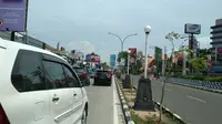 Lampu Merah Gunung Sari Kota Cirebon salah satu kawasan yang banyak dikerumuni para gelandangan dan pengemis untuk mendapat uang dari pengguna jalan. Foto (Liputan6.com / Panji Prayitno)