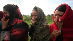 Sejumlah remaja mengikuti prosesi daram  penyaliban Yesus Kristus di lereng Merapi Dusun Ponggol, Sleman, Yogyakarta, (25/3/2016) .Drama penyaliban di selenggarakan untuk memperingati Hari Raya Paskah.(Boy Harjanto)