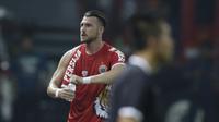 Striker Persija Jakarta, Marko Simic, mengganti baju yang robek saat melawan Selangor FA pada laga persahabatan di Stadion Patriot, Jawa Barat, Kamis (6/9/2018). Persija kalah 1-2 dari Selangor FA. (Bola.com/M Iqbal Ichsan)