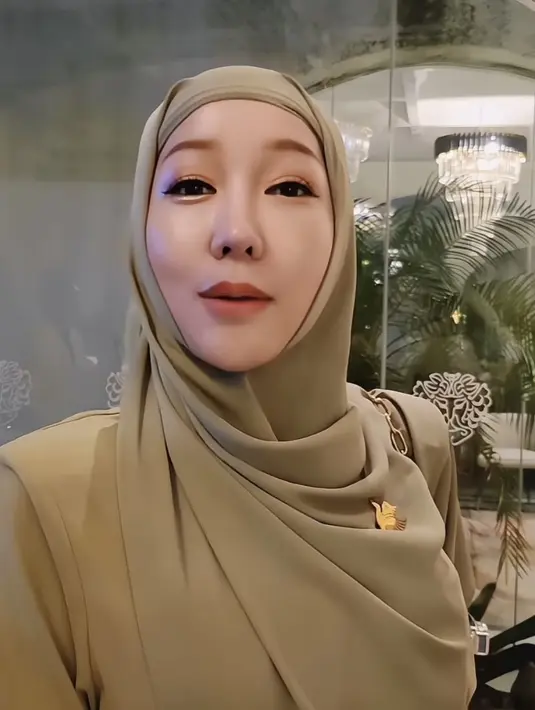 Lucinta Luna juga hadir dengan mode Ramadan, ia mengenakan hijab dan baju lengan panjang warna hijau. [@lucintaluna_manjalita]