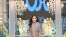 Manisnya penampilan Prilly Latuconsina yang menata rambut panjangnya dengan ikal loose, membelah tengah, dan diberi aksesori berupa jepit di sisi kanan-kirinya. [Foto: Instagram/prillylatuconsina96]