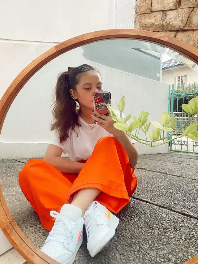 Beda Gaya 6 Artis Saat Mirror Selfie, Cantik Memesona