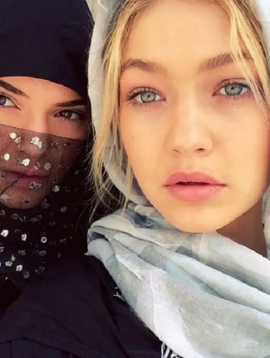 Gigi Hadid dan Kendall Jenner rupanya pernah berfoto mengenakan hijab. Keduanya pun tampak menganggumkan, para netizen pun menuai komentar positif. (dailymail/Bintang.com)