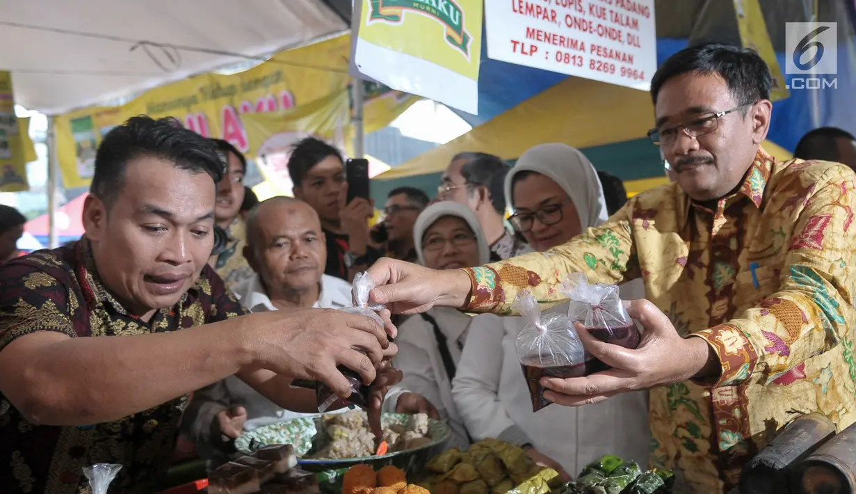 Plt Gubernur DKI Jakarta, Djarot Saiful Hidayat saat membeli jajanan takjil di pasar Benhil, Jakarta, Jumat (2/6). Djarot meninjau pasar takjil Benhil serta membeli aneka makanan takjil tradisional. (Liputan6.com/Yoppy Renato)