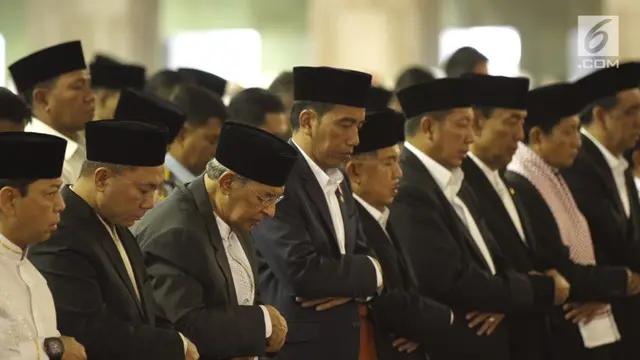 Presiden dan Wakil Presiden Jokowi-JK tunaikan salat Idul Fitri di Masjid Istiqlal. Quraish Shihab menjadi khatib pada salat Ied.