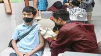 Seorang pelajar di SMA Negeri 2 Kota Malang disuntik vaksin Covid-19 pada Rabu, 4 Juli 2021. Puluhan ribu siswa tingkat SMA dan sederajat juga akan menerima vaksinasi secara bergiliran (Humas Pemkot Malang)