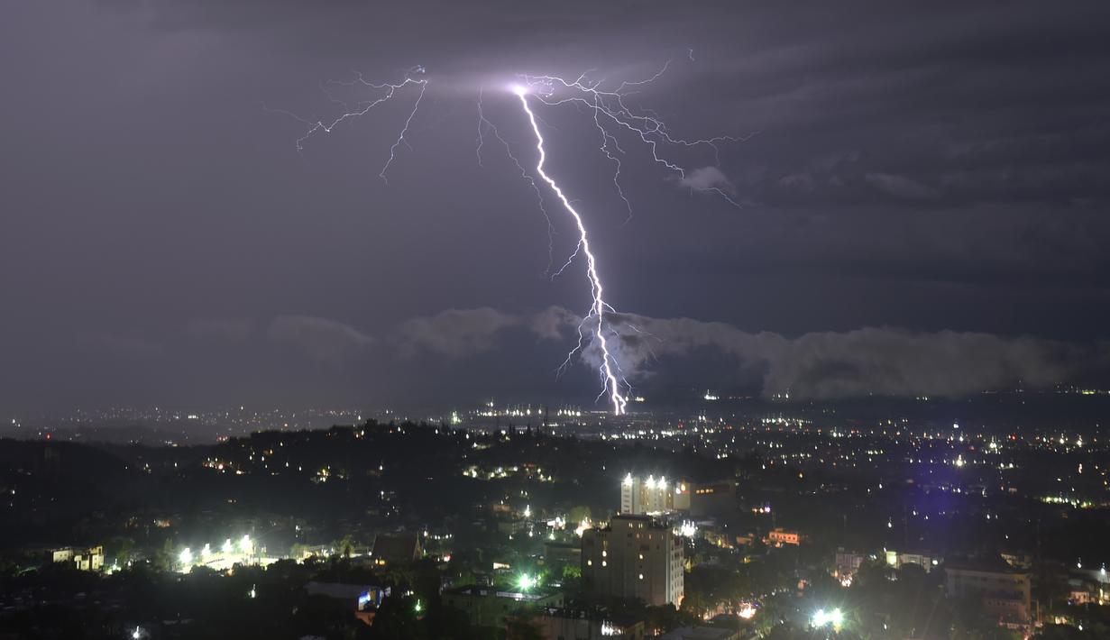 Badai petir terlihat di kota Port-au-Prince, Haiti (14/11). Port-au-Prince, dengan penduduk sekitar 846.200 jiwa (1995), adalah ibu kota Haiti. (AFP Photo/Hector Retamal)