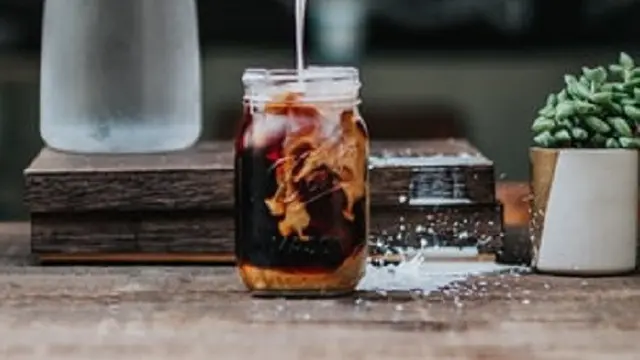 Ilustrasi es kopi susu