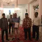 Pimpinan Fraksi Gerindra dan Fraksi PKS DPRD DKI menyerahkan dua nama Cawagub DKI kepada Gubernur Anies Baswedan di Balai Kota Jakarta, Selasa (21/1/2020). (Merdeka.com/Muhammad Genantan Saputra)