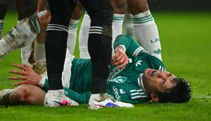 Gelandang Liverpool, Wataru Endo tergeletak di lapangan karena cedera dalam pertandingan sepak bola Liga Inggris antara Sunderland dan Liverpool di Stadion of Light, Sunderland, Inggris timur laut, pada 11 Februari 2026. (ANDY BUCHANAN / AFP)