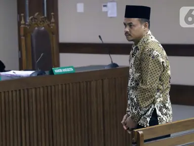 Tersangka dugaan suap ke Gubernur Kepri nonaktif Nurdin Basirun, Abu Bakar bersiap menjalani sidang pembacaan dakwaan di Pengadilan Tipikor, Jakarta, Rabu (2/10/2019). Abu Bakar didakwa membantu pengusaha Kock Meng memberikan suap terkait izin pemanfaatan laut. (Liputan6.com/Helmi Fithriansyah)