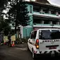 Ambulans yang membawa pasien OTG Covid-19 tiba di Graha Wisata TMII, Jakarta, Selasa (22/6/2021). Lonjakan kasus aktif Corona menyebabkan kapasitas kamar isolasi pasien OTG Covid-19 di Graha Wisata TMII telah terisi penuh usai pada hari ini tercatat kedatangan 6 pasien. (merdeka.com/Iqbal S Nugroho)