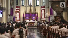 Suasana Misa Kamis Putih di Gereja Katedral, Jakarta, Kamis (17/4/2025). (Liputan6.com/Angga Yuniar)