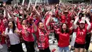 Penggemar sepak bola merayakan gol pertama yang dicetak Timnas Korea Selatan ke gawang Republik Ceko pada pertandingan sepak bola Grup A Piala Dunia 2026, di tempat penonton umum di Seoul, Korea Selatan, Jumat 12 Juni 2026. (AP Photo/Ahn Young-joon)