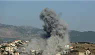 Asap membubung dari lokasi serangan udara Israel di Desa Khiam, di selatan Lebanon dekat perbatasan di tengah meningkatnya ketegangan antara Israel dan gerakan Hamas Palestina di Jalur Gaza, Sabtu, 8 Juni 2024. (Rabih Daher/AFP)