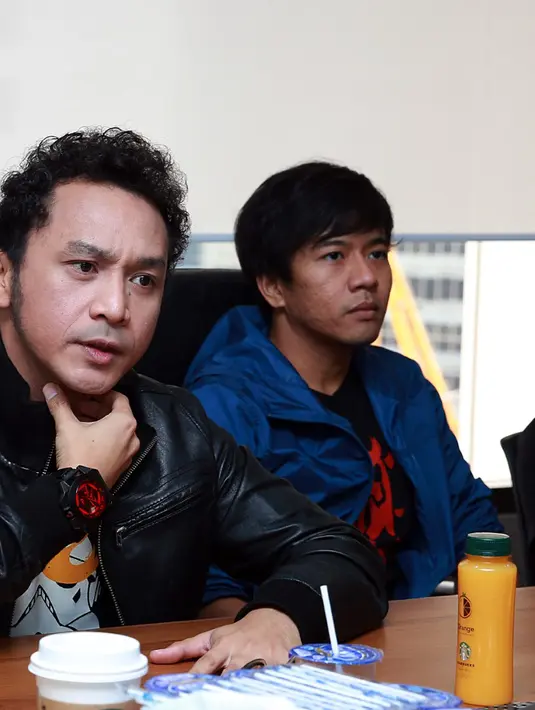 'Ini tuh kayak ketiban rejeki. Senangnya seperti anak kecil yang dapat amplop pas Lebaran, hehehe,' ceplos Giring sambil tersenyum puas.  (Deki Prayoga/Bintang.com)