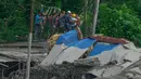 Tim penyelamat membentangkan tali saat evakuasi korban selamat setelah banjir bandang di sepanjang Sungai Trishuli di distrik Nuwakot, Nepal, Rabu, 26 Agustus 2026. (Foto AP/Niranjan Shrestha)