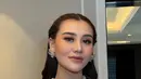 Di tengah masa kehamilannya, Aaliyah Massaid tetap aktif berkarya di dunia fashion. [@thariqhalilintar/@ochiipramita].