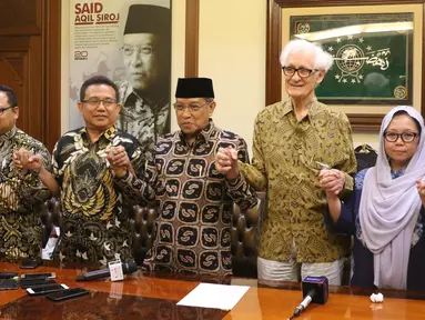 Ketua Umum PBNU, KH Said Aqil Siradj bersama Pdt Gomar Gultom (PGI), Romo Heri Wibowo (KWI), Romo Franz Magnis Suseno, Anyir Sulaiman (UKI) dan Alissa Wahid (GNI) bergandengan tangan usai menyerukan perdamaian di Papua, di Jakarta, Senin (9/9/2019). (Liputan6.com/Angga Yuniar)