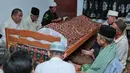 Rencananya, jenazah ayah Marini Zumarnis, H. Zumarnis Zein akan dikebumikan hari ini Jumat, (17/6/2016) setelah shalat Jumat di TPU, Karet Bivak, Jakarta Pusat. (Adrian Putra/Bintang.com)