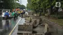 Kondisi separator busway yang berserakan pascabanjir di Jalan Daan Mogot, Cengkareng, Jakarta, Jumat (3/1/2020). Separator busway tersebut berantakan akibat banjir yang menerjang sejak kemarin. (Liputan6.com/Faizal Fanani)