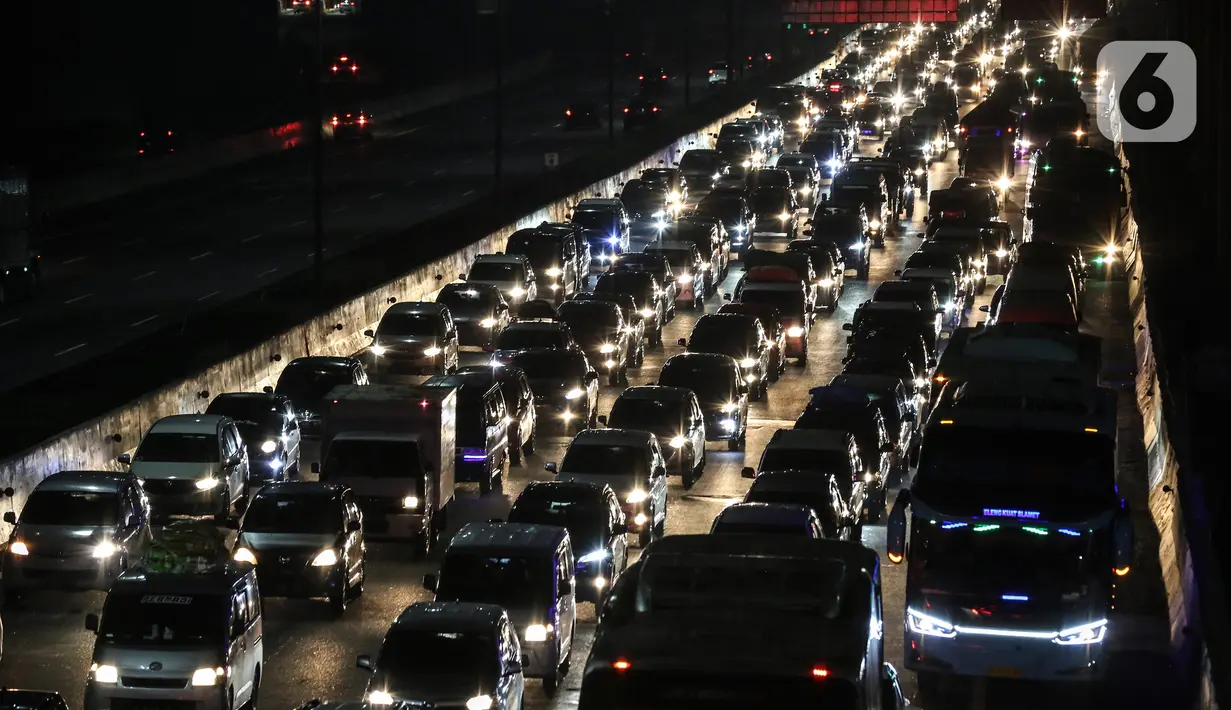<p>Antrean kendaraan pemudik di Jalan Tol arah Bekasi, Tambun, Kerawang, Jawa Barat, Jumat (28/4/2022) Malam. Pada H-2 diprediksi sebagai puncak arus mudik Lebaran 2022, arus lalu lintas menuju  ke Jawa terpantau padat. (Liputan6.com/Johan Tallo)</p>