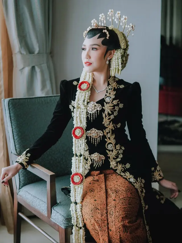 Baju Adat Jawa Beludru Luna Shabrina