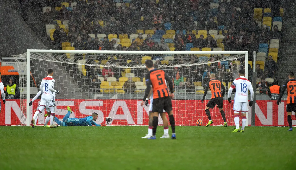 Suasana saat Shakhtar Donetsk mencetak gol ke gawang Olympique Lyon pada penyisihan Grup F Liga Champions di Stadion NSK Olimpiyskyi, Kiev, Ukraina, Rabu (12/12). Shakhtar tak lolos ke 16 besar Liga Champions. (SERGEI SUPINSKY/AFP)