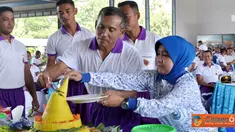 Citizen6, Surabaya: Selesai melaksanakan olah raga bersama, Komandan Pasmar-1 memotong tumpeng didampingi Ny. Tommy Basari Natanegara. (Pengirim: Budi Abdillah)
