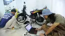 Mekanik menyelesaikan proses konversi motor listrik pada bengkel Elders Garage di basement Gedung Smesco, Jakarta, Selasa (20/12/20222). Konversi motor konvensional bermesin bensin ke listrik menjadi salah satu kebijakan yang dikeluarkan pemerintah. Untuk mempercepat tren elektrifikasi, pemerintah mendorong program konversi dengan memberikan subsidi Rp 6,5 juta.
(merdeka.com/Arie Basuki)