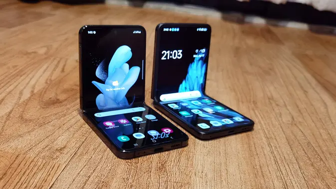 <p>[kiri-kanan] Samsung Galaxy Z Flip4 dan Oppo Find N2 Flip. Liputan6.com/Iskandar</p>