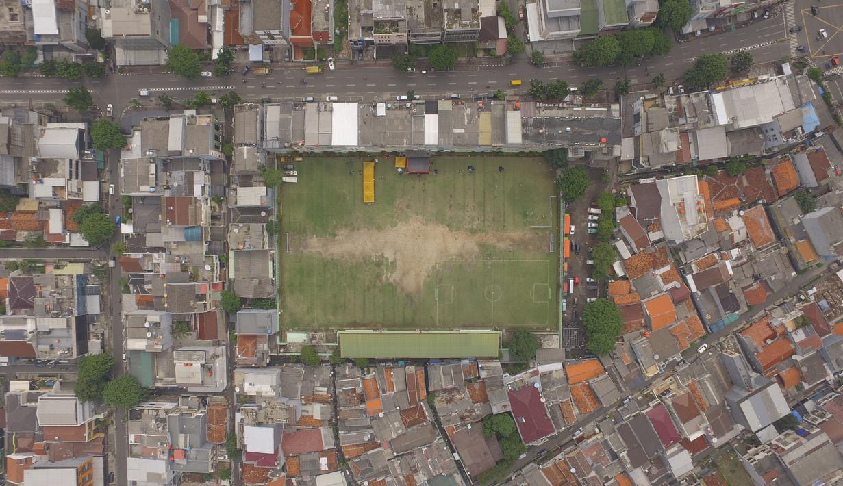 Suasana Stadion VIJ Petojo M.H Thamrin yang terletak di Jakarta, Minggu (17/2). Stadion dengan kapasitas 500 penonton ini merupakan cikal bakal dari kandang Persija Jakarta. (Bola.com/Muhammad Husni)