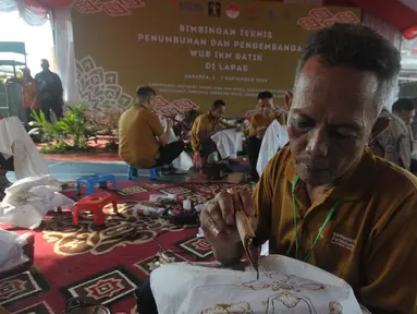 Sejumlah warga binaan Lembaga Pemasyarakatan (Lapas) Cipinang kelas 1 mengikuti pelatihan pembuatan batik, Jakarta, Kamis (5/9/2024). (merdeka.com/Imam Buhori)