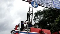 Demo di Tiang Rambu, Pria di Bogor Dievakuasi Petugas Damkar