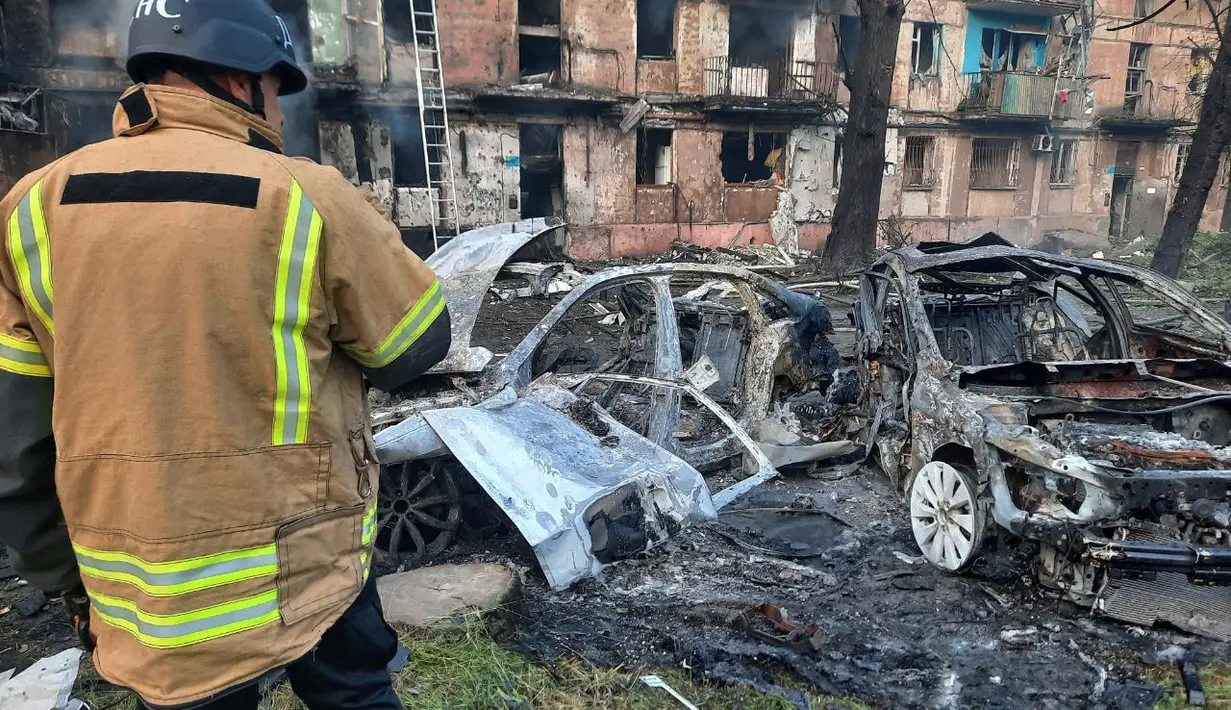 Dilansir AFP, Selasa (13/6/2023), rentetan serangan udara lainnya dilaporkan menghantam ibu kota Kiev dan beberapa kota lainnya di Ukraina. (Handout/The State Emergency Service Of Ukraine/AFP)