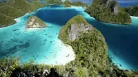 Berada jauh di selatan, danau ubur-ubur jadi pesona tersembunyi Raja Ampat.