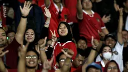Seorang suporter wanita berpose saat laga Kualifikasi Piala Asia U-23 2024 antara Timnas Indonesia U-23 melawan Turkmenistan di Stadion Manahan, Solo, Selasa (12/09/2023). (Bola.com/Areif Bagus)