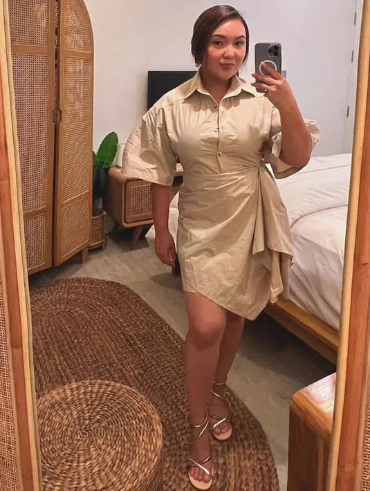 Kakak Amanda Manopo ini juga tampil feminim dengan dress coklat lengan balon yang dipadukan heels strap keemasan.  [@angelicamanopo]