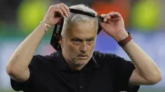 Pelatih AS Roma, Jose Mourinho melepaskan medali dari tubuhnya setelah timnya dikalahkan Sevilla lewat babak adu penalti dalam partai final Liga Europa 2022/2023 yang berlangsung di Stadion Puskas Arena, Hungaria, Jumat (01/06/2023) dini hari WIB. (AFP/Odd Andersen)
