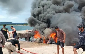 Speed boat yang ditumpangi rombongan pasangan calon gubernur Maluku Utara nomor urut 4 Benny Laos, terbakar pada Sabtu (12/10/2024).