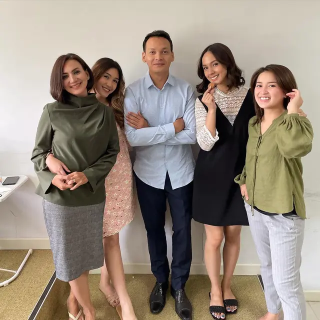 6 Potret Kebersamaan Rosiana Dewi dengan Pemain Suci dalam Cinta, Kompak Banget
