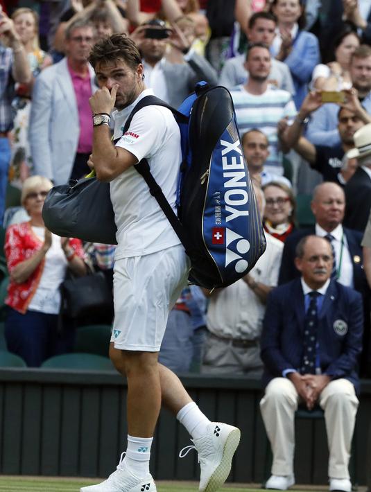 Tatapan Stan Wawrinka saat meninggalkan lapangan usai kalah dari Daniil Medvedev di Wimbledon Tennis Championships 2017, London, (3/7/2017). Stan kalah 4-6, 6-3, 4-6, 1-6. (AP/Kirsty Wigglesworth)